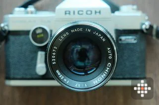 Ricoh Singlex TLS filmikaamera + Auto Chinon 55mm f/1.7 + välk